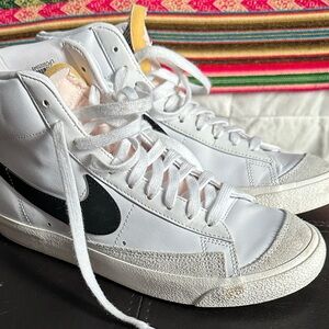Nike Women's Blazer Mid 77 Shoes